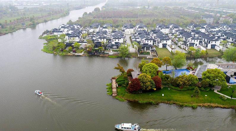 水韻湖城太清沿岸長(zhǎng)興縣楊家浦國(guó)控?cái)嘌桓?></a>
		<figcaption>
<h4>水韻湖城太清沿岸長(zhǎng)興縣楊家浦國(guó)控?cái)嘌桓?/h4>
<em>河道生修復(fù)工程</em>
<p>本工程位于洪橋鎮(zhèn)，本次生態(tài)修復(fù)范圍為北橫港及其叉港，東段為楊家浦閘至圖影扶欄橋段，西段為楊家浦港至陽(yáng)墩漾，主河道總長(zhǎng)7.36km，叉港總長(zhǎng)8.15km。所需松木樁規(guī)格為3米小頭11-12CM型號(hào)，所用數(shù)量為:10萬(wàn)根左右。松木樁在生態(tài)修復(fù)中可以發(fā)揮重要作用。它可以幫助改善水土流失，保護(hù)水體，減少污染物向水體的遷移，促進(jìn)水體環(huán)境的恢復(fù)。</p>
</figcaption>
		</figure>
			    <figure class=